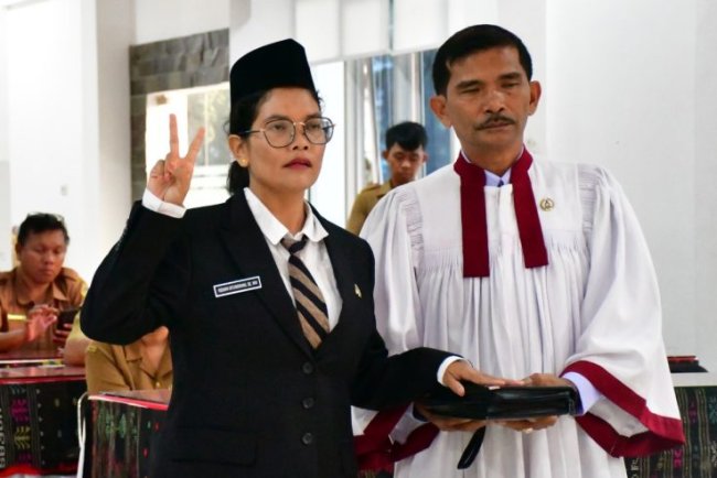 BUPATI SAMOSIR LANTIK RESMIN SITUMORANG SEBAGAI KADIS DUKCAPIL